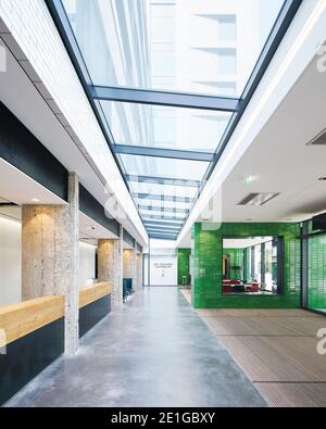 Intérieur du 160 Old Street, un ancien bâtiment Royal Mail transformé en un immeuble de bureaux contemporain, Londres UK. Banque D'Images