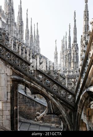 Vue extérieure de la cathédrale de Milan du XIVe siècle (Duomo di Milano) à Milan, Lombardie, Italie. Détail des contreforts volants et des pinnacles. Banque D'Images