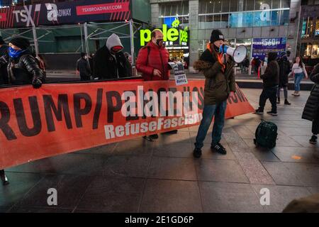 NEW YORK, NY - JANVIER 6: L'activiste parle lors de la Marche du RefuseFascim à Times Square le 6 janvier 2021 à New York. Un petit groupe de personnes a participé à la marche. Les manifestants se rassemblent sur Times Square, marchent jusqu'à l'hôtel international Columbus Circle Trump qui bloque la circulation en chemin lorsqu'ils ont été accueillis par d'autres manifestants de la montée et de la résistance. Crédit : Ron Adar/Alay Live News Banque D'Images