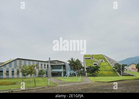 Bibliothèque nationale de l'Université de Taitung et centre d'information à Taitung, Taïwan, sur un campus situé entre la mer et la montagne. Banque D'Images