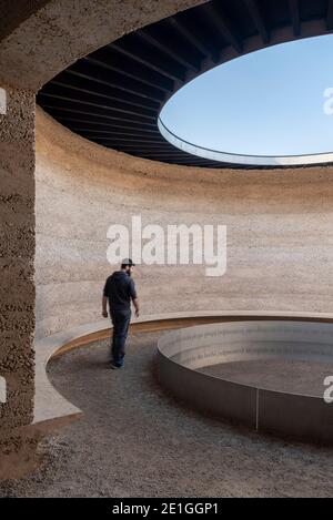 Vue intérieure de Writ in Water, une œuvre d'art architecturale de Mark Wallinger, en collaboration avec Studio Octopi, à Runnymede, Surrey, Royaume-Uni, commandée par le National Trust pour célébrer l'importance durable de Magna Carta. Banque D'Images