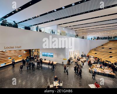 Vue intérieure du V&A Dundee par l'architecte japonais Kengo Kuma, un musée du design situé sur le front de mer de Dundee, en Écosse, au Royaume-Uni. Banque D'Images