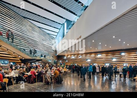 Vue intérieure du V&A Dundee par l'architecte japonais Kengo Kuma, un musée du design situé sur le front de mer de Dundee, en Écosse, au Royaume-Uni. Banque D'Images