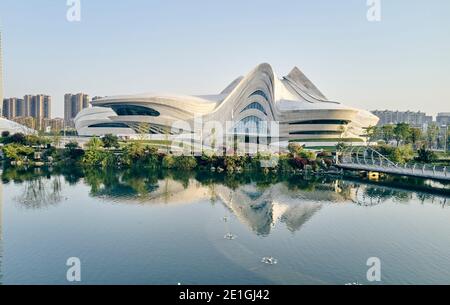 Vue extérieure du centre culturel et artistique international Changsha Meixihu, à côté du lac Meixi, Changsha, province du Hunan, Chine. Banque D'Images