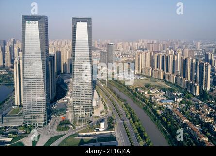 Vue sur la ville du quartier de Meixihu, avec la Changsha Jinmao Meixi International Plaza sur la gauche, Changsha, province de Hunan, Chine. Banque D'Images