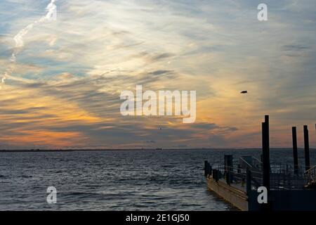 Coucher de soleil coloré avec des nuages de Cirrus au-dessus de Sandy Hook Bay, Highlands, New Jersey, USA -43 Banque D'Images