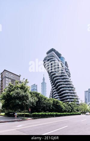 Vue extérieure de la tour Tao Zhu Yin Yuan ou du jardin Agora, une tour résidentielle durable en forme de double hélice à Taipei, Taïwan. Banque D'Images
