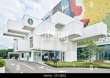 Vue intérieure du premier café Starbucks de la région Asie-Pacifique, construit à partir de conteneurs d'expédition recyclés, Hualien Bay Mall, Hualie, Taïwan. Banque D'Images