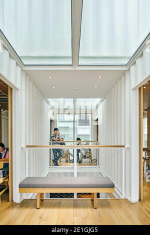 Vue intérieure du premier café Starbucks de la région Asie-Pacifique, construit à partir de conteneurs d'expédition recyclés, Hualien Bay Mall, Hualie, Taïwan. Banque D'Images