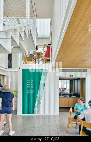 Vue intérieure du premier café Starbucks de la région Asie-Pacifique, construit à partir de conteneurs d'expédition recyclés, Hualien Bay Mall, Hualie, Taïwan. Banque D'Images