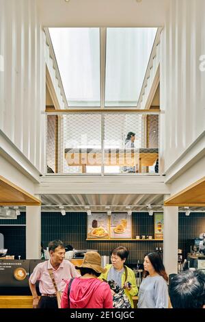 Vue intérieure du premier café Starbucks de la région Asie-Pacifique, construit à partir de conteneurs d'expédition recyclés, Hualien Bay Mall, Hualie, Taïwan. Banque D'Images