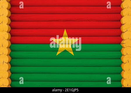 Drapeau national du Burkina Faso sur fond de mur en bois. Le concept de fierté nationale et un symbole du pays. Drapeaux peints sur une maison Banque D'Images