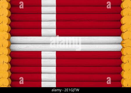 Drapeau national du Danemark sur fond de mur en bois. Le concept de fierté nationale et un symbole du pays. Drapeaux peints sur une maison Banque D'Images