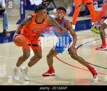 Oxford, MS, États-Unis. 06e janvier 2021. La garde de Miss d'Ole, Devontae Shuler (2), sur la défensive contre le garde d'Auburn, Allen Flanigan (22), pendant le match de basket-ball de la NCAA entre les Tigres d'Auburn et les rebelles de Miss d'Ole au Pavillon d'Oxford, MS. (Photo : Kevin Langley/CSM). Crédit : csm/Alay Live News Banque D'Images