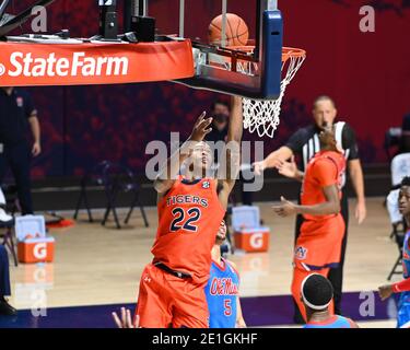 Oxford, MS, États-Unis. 06e janvier 2021. Le garde d'Auburn, Allen Flanigan (22), va dans le panier pour une mise en place pendant le match de basket-ball NCAA entre les Tigers d'Auburn et les rebelles de Miss d'Ole au Pavillon d'Oxford, MS. (Photo : Kevin Langley/CSM). Crédit : csm/Alay Live News Banque D'Images