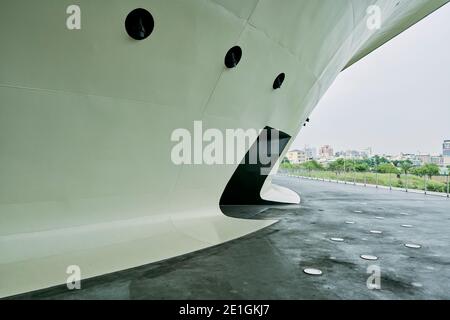 Vue extérieure du Centre national des arts de Kaohsiung, dans le parc métropolitain de Weiwuying, à Kaohsiung, Taïwan. Banque D'Images