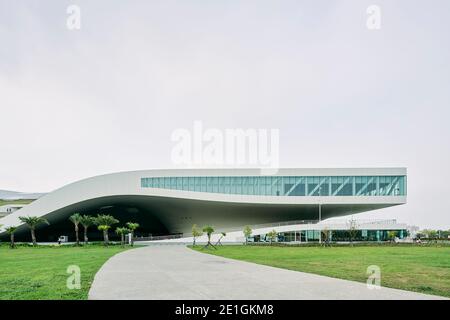 Vue extérieure du Centre national des arts de Kaohsiung, dans le parc métropolitain de Weiwuying, à Kaohsiung, Taïwan. Banque D'Images