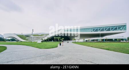 Vue extérieure du Centre national des arts de Kaohsiung, dans le parc métropolitain de Weiwuying, à Kaohsiung, Taïwan. Banque D'Images