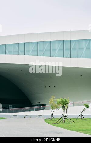 Vue extérieure du Centre national des arts de Kaohsiung, dans le parc métropolitain de Weiwuying, à Kaohsiung, Taïwan. Banque D'Images