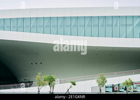 Vue extérieure du Centre national des arts de Kaohsiung, dans le parc métropolitain de Weiwuying, à Kaohsiung, Taïwan. Banque D'Images