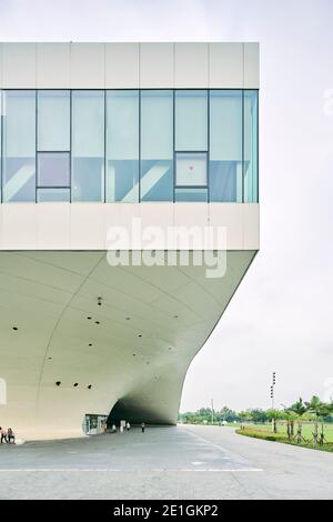 Vue extérieure du Centre national des arts de Kaohsiung, dans le parc métropolitain de Weiwuying, à Kaohsiung, Taïwan. Banque D'Images