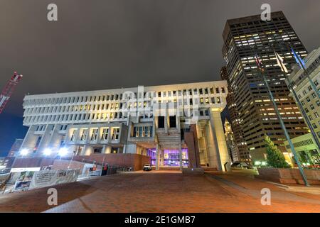 Boston, ma - 27 novembre 2020 : Hôtel de ville de Boston dans le centre du gouvernement construit dans le style Brutaliste, montré dans la soirée. Banque D'Images