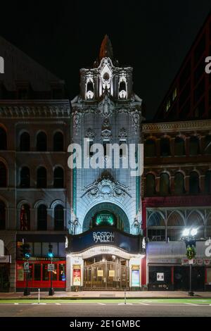 Boston, Massachusetts - 27 novembre 2020 : devant du Citizens Bank Opera House Theatre, dans le quartier des théâtres de Washington Street. Banque D'Images