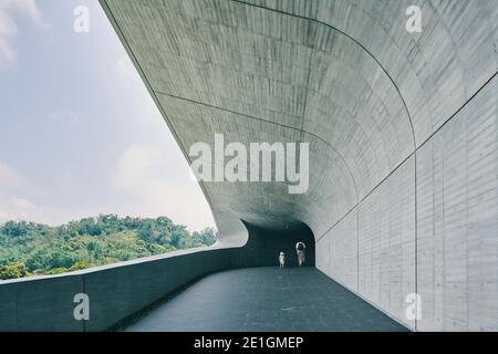 Vue extérieure du centre d'accueil de Xiangshang, dans le lac Sun Moon, dans le comté de Nantou, à Taiwan, un bâtiment en béton élégant et harmonieux. Banque D'Images