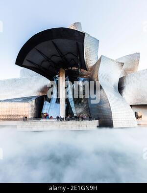 Vue extérieure de la façade incurvée en titane et en verre du musée Guggenheim de Bilbao, pays basque, Espagne. Banque D'Images