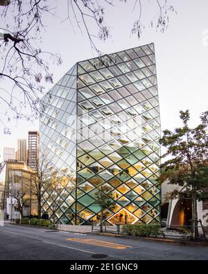 Vue extérieure du Prada Aoyama Tokyo, Japon, structure en grille de verre en forme de losange. Banque D'Images