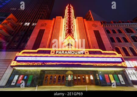 Boston, Massachusetts - 27 novembre 2020 : le Paramount Theatre, le long de Washington Street à Boston, Massachusetts la nuit. Le paramètre est une exécution Banque D'Images