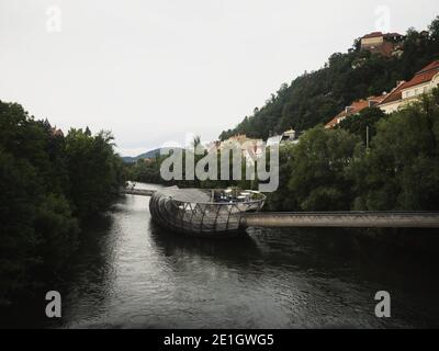 Panorama de l'île artificielle Murinsel bâtiment café amphithéâtre mer coquillages Passerelle sur la rivière mur à Graz Styrie Autriche Europe Banque D'Images
