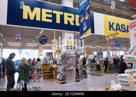 Salle de réception des caisses de Metro Cash and Carry Hypermarket. Mersin, Turquie - décembre 2020 Banque D'Images