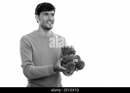 Happy man smiling persan pensif tout en donnant aux ours en peluche avec coeur et l'amour signe prêt pour la Saint-Valentin Banque D'Images