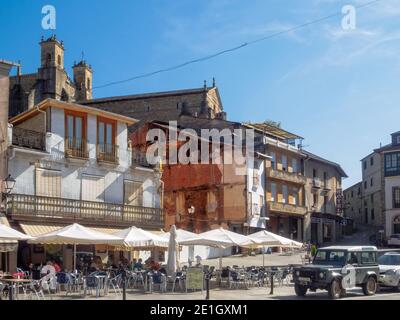 Cafés, bars et restaurants sur la place principale (Plaza Mayor) sous l'église de San Francisco - Villafrance del Bierzo, Castille et Leon, Espagne Banque D'Images