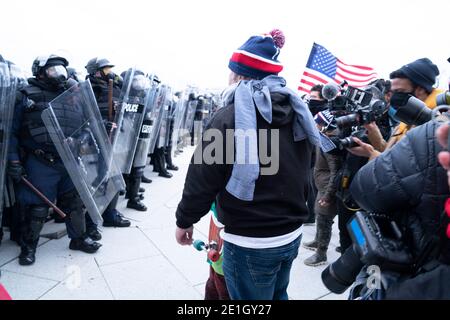 Washington, District de Columbia, États-Unis. 6 janvier 2021. La police du Capitole des États-Unis a fait quitter Capitol Hill le 6 juin 2021 des émeutiers violents et sans loi, alors que le Congrès votait pour affirmer la victoire électorale du président élu Biden sur le président Trump. Les émeutiers ont franchi toutes les barrières de sécurité, ont gravir les escaliers réservés aux membres du Congrès de la Colline et ont pris d'assaut le Sénat. Credit: Douglas Christian/ZUMA Wire/Alay Live News Banque D'Images