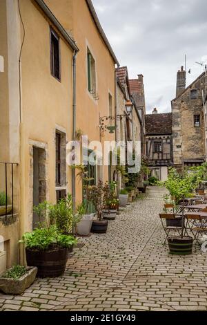 Noyers sur Serein, France 17 mai 2013 : vue sur une rue de la belle ville de Noyers sur Serein en Bourgogne Banque D'Images