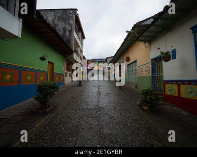 Rues pavées ruelle étroite dans des façades historiques pittoresques et colorées Village Guatape Pueblo de Zocalos à Antioquia Colombie Sud Amer Banque D'Images