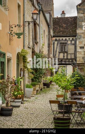 Noyers sur Serein, France 17 mai 2013 : vue sur une rue de la belle ville de Noyers sur Serein en Bourgogne Banque D'Images