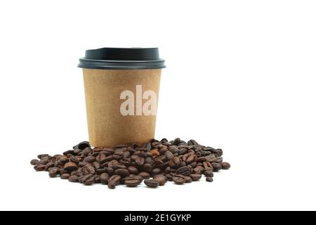 Magnifique tasse à café isolée à emporter avec grains de café sur fond blanc, papier d'emballage brun autour de la tasse à café à emporter avec couvercle noir. Espace vide Banque D'Images