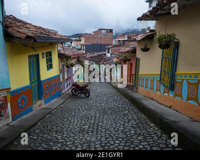 Rues pavées ruelle étroite dans des façades historiques pittoresques et colorées Village Guatape Pueblo de Zocalos à Antioquia Colombie Sud Amer Banque D'Images