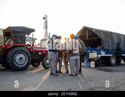 portrait d'un groupe d'agriculteurs lisant un article de presse pendant la manifestation. ils protestent contre la nouvelle loi sur les agriculteurs en inde. Banque D'Images