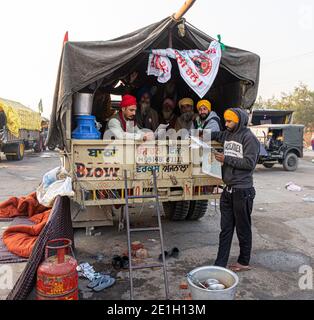portrait d'un groupe d'agriculteurs lisant un article de presse pendant la manifestation. ils protestent contre la nouvelle loi sur les agriculteurs en inde. Banque D'Images