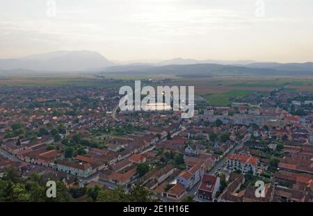 Vue depuis la forteresse de Rasnov sur la ville Banque D'Images