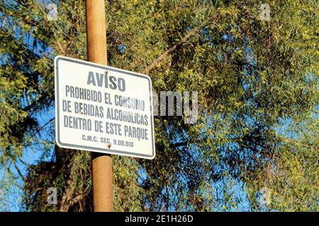 Signez en espagnol avertissement contre la consommation d'alcool dans un parc public citant l'ordonnance de la ville de Californie 9.08.010 boissons alcoolisées dans un lieu public. Banque D'Images