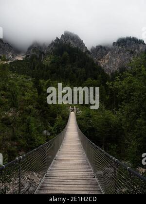 Vue panoramique sur le pont suspendu du parc national de Klausbachtal Berchtesgaden Près de Ramsau Bavière Allemagne alpes montagnes Europe Banque D'Images