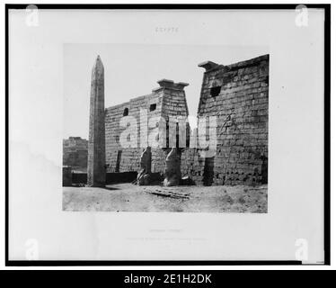 Louksor (Thèbes) - construction supérieure - pylône, colosses et obélisque - Félix Teynard. Banque D'Images