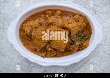 Suran ki sabzi ou Jimikand masala curry closeup. Délicieux curry de sauce exotique fait de morceaux coupés en tranches de légume d'igname de pied d'éléphant disponible en tant que Banque D'Images