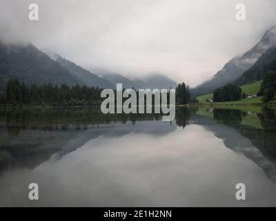 Reflet panoramique du lac alpin de montagne Hintersee sur un ciel nuageux Journée mystique d'humeur près de Ramsau Berchtesgadener Land Bavière Allemagne Europe Banque D'Images