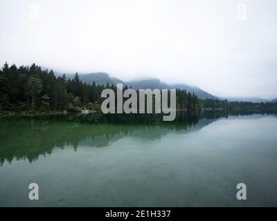 Reflet panoramique du lac alpin de montagne Hintersee sur un ciel nuageux Journée mystique d'humeur près de Ramsau Berchtesgadener Land Bavière Allemagne Europe Banque D'Images